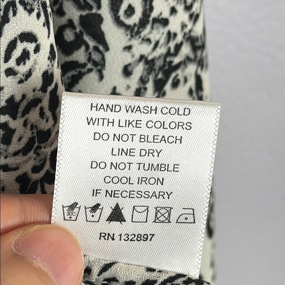 Rose & Olive Black and White Graphic Floral Boxy Blouse Size Large - Picture 9 of 12